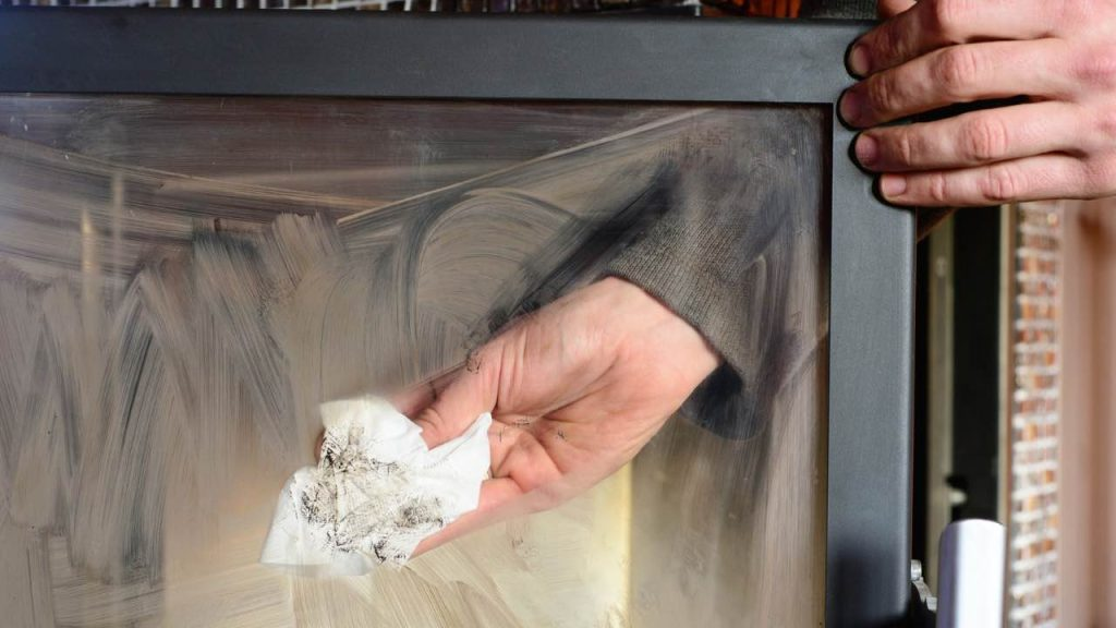 Estufa de pellets, cómo limpiar el cristal ennegrecido y devolverle su aspecto original