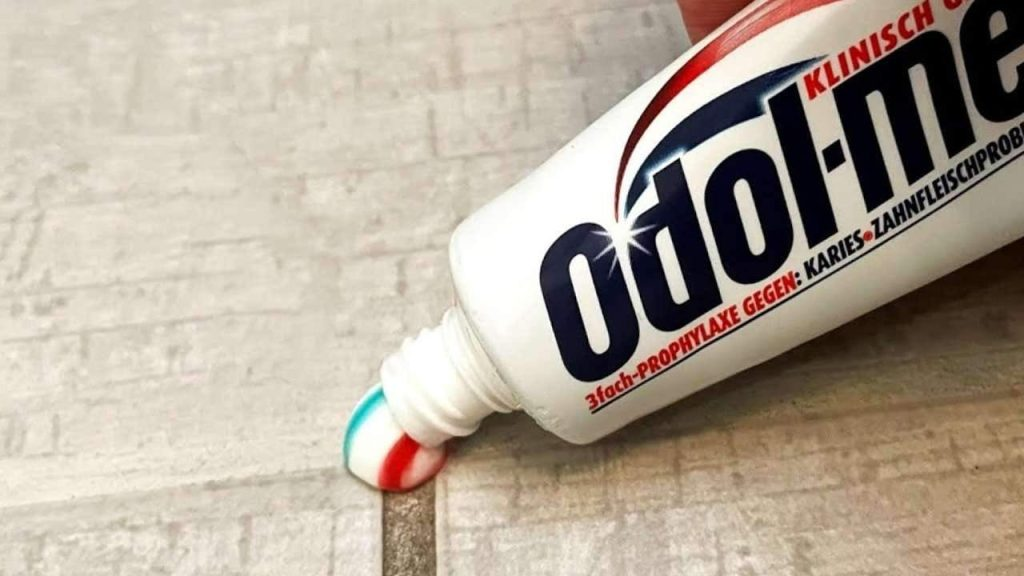 Extiéndelo entre las juntas negras del azulejo, nunca has tenido un suelo como este