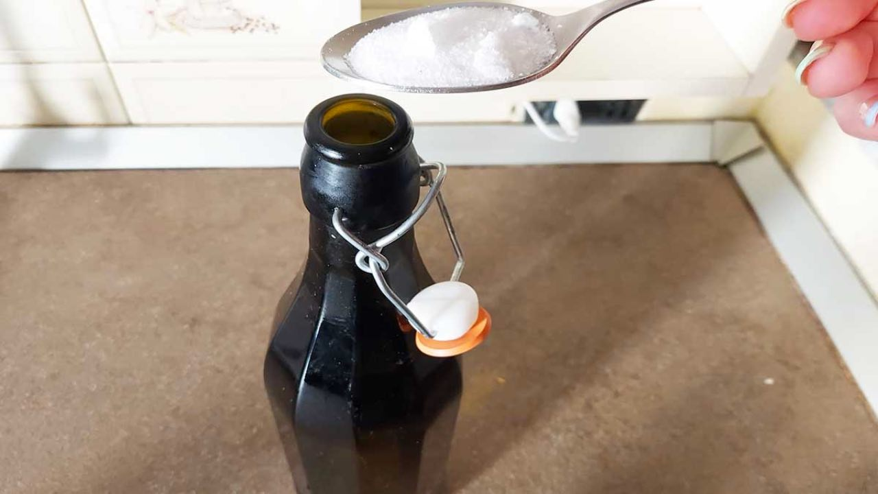 Fondos de botellas ennegrecidos, cómo eliminarlos rápida y naturalmente