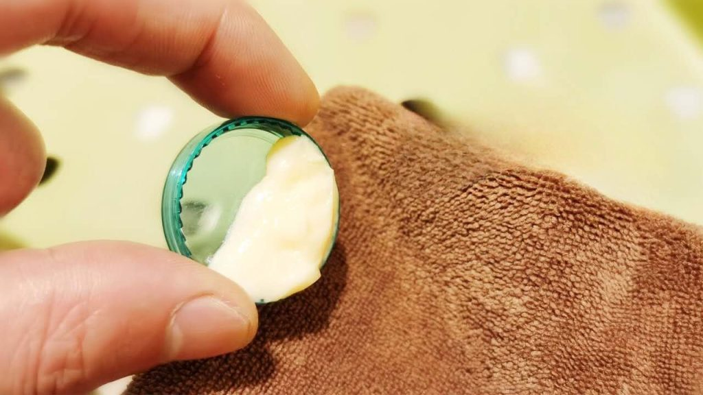 Frótelo sobre los muebles, el polvo ya no será un problema en la casa