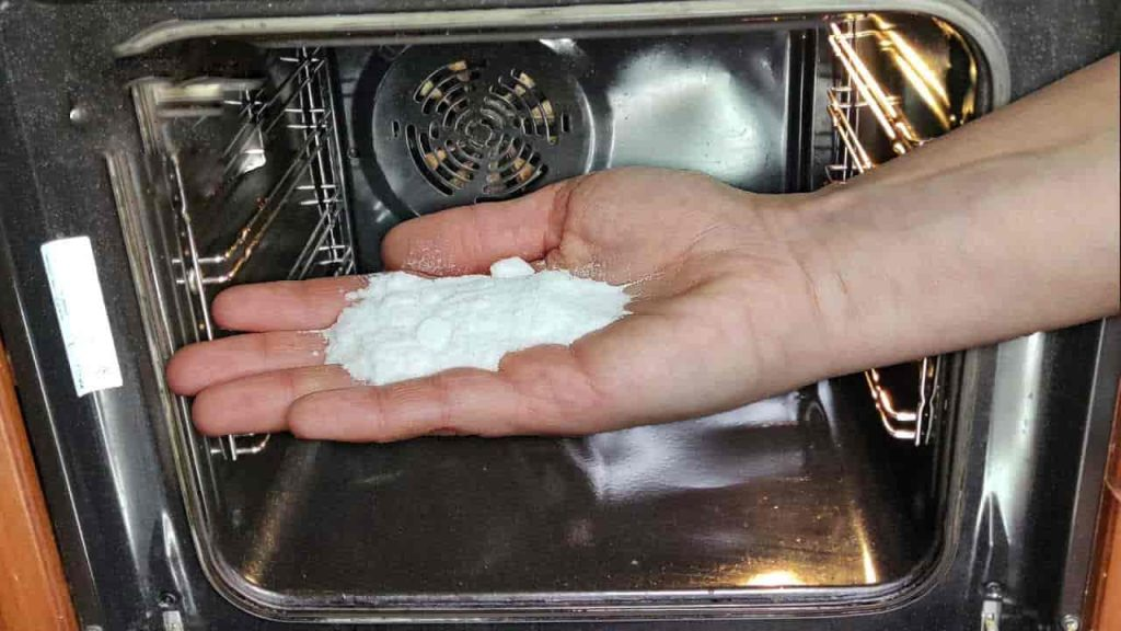 Haga esto después de cada uso y ya no tendrá que esforzarse para eliminar la grasa del horno