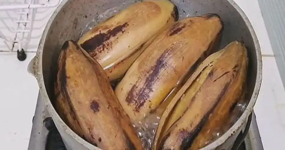Hervir 4 cáscaras de plátano antes de dormir: el resultado podría sorprenderte