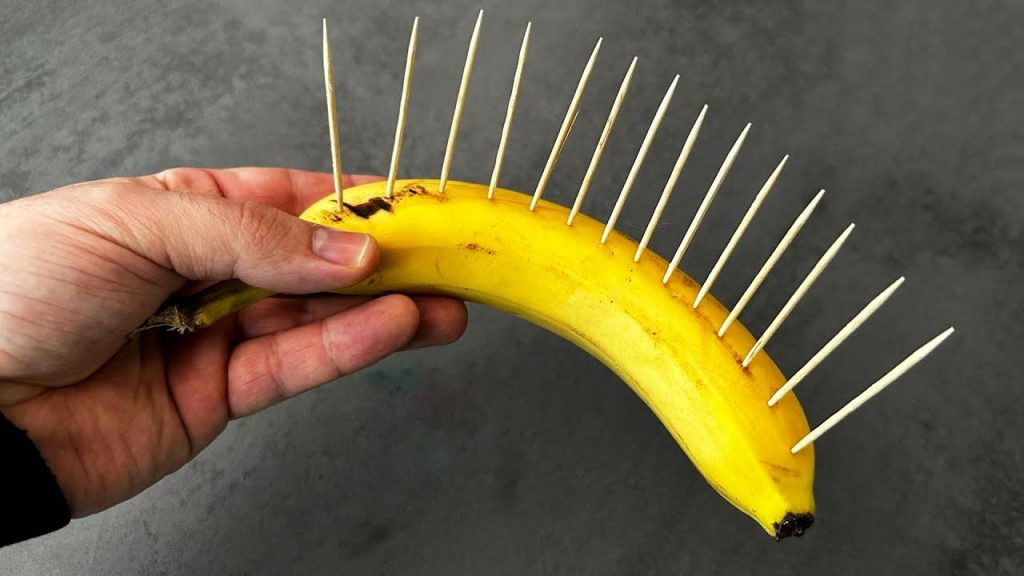 Inserta 10 palillos en un plátano y mira qué pasa después: es inesperado