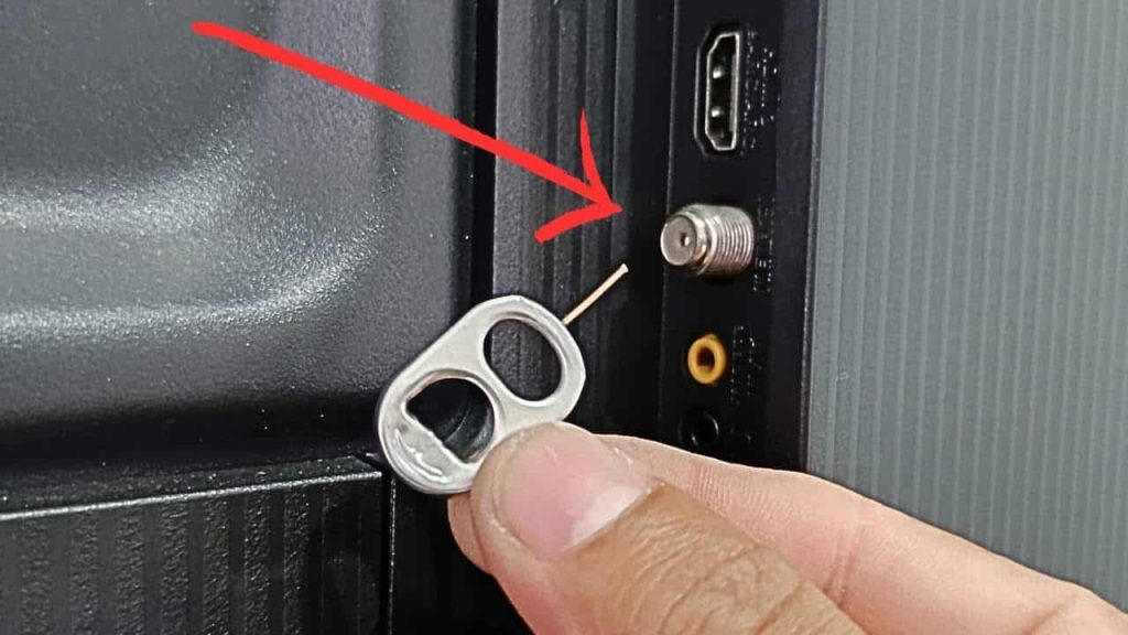 Inserta la lengüeta de una lata en el televisor: así es como las personas inteligentes ahorran dinero