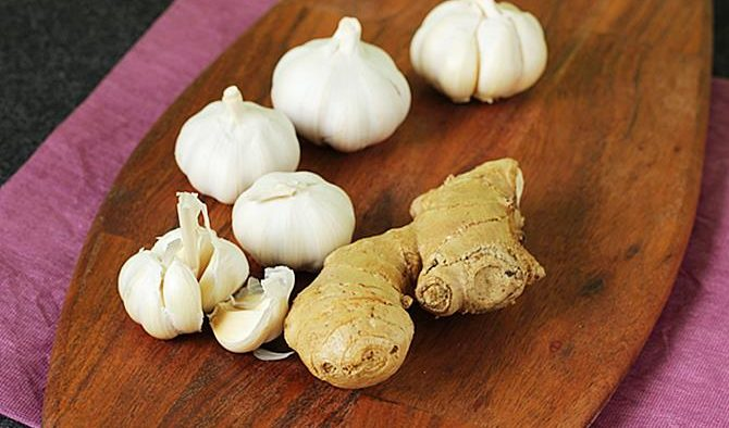 Jengibre rallado, cebolla, ajo, jugo de limón y miel. Una cucharadita al día