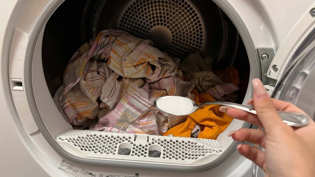 La ropa queda inmediatamente muy blanca con solo una cucharada de este ingrediente en la lavadora