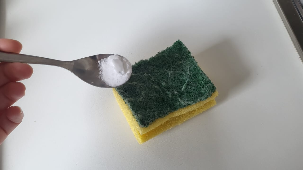 Las esponjas de cocina sucias albergan muchas bacterias: cómo limpiarlas