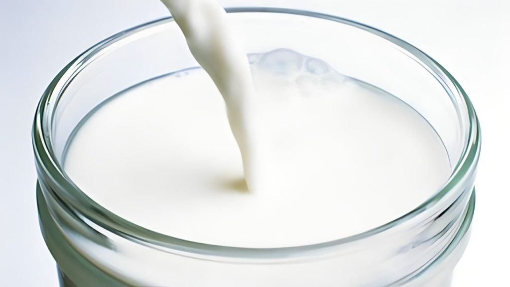 Leche caducada, tirarla es un desperdicio: 6 usos ocultos que casi nadie conoce