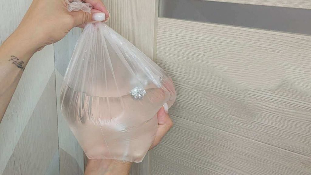 Llena una bolsa con agua para resolver este problema clásico de los meses de verano