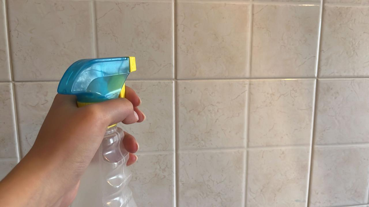 Manchas de grasa, cómo eliminarlas de las paredes de la cocina: muy brillante