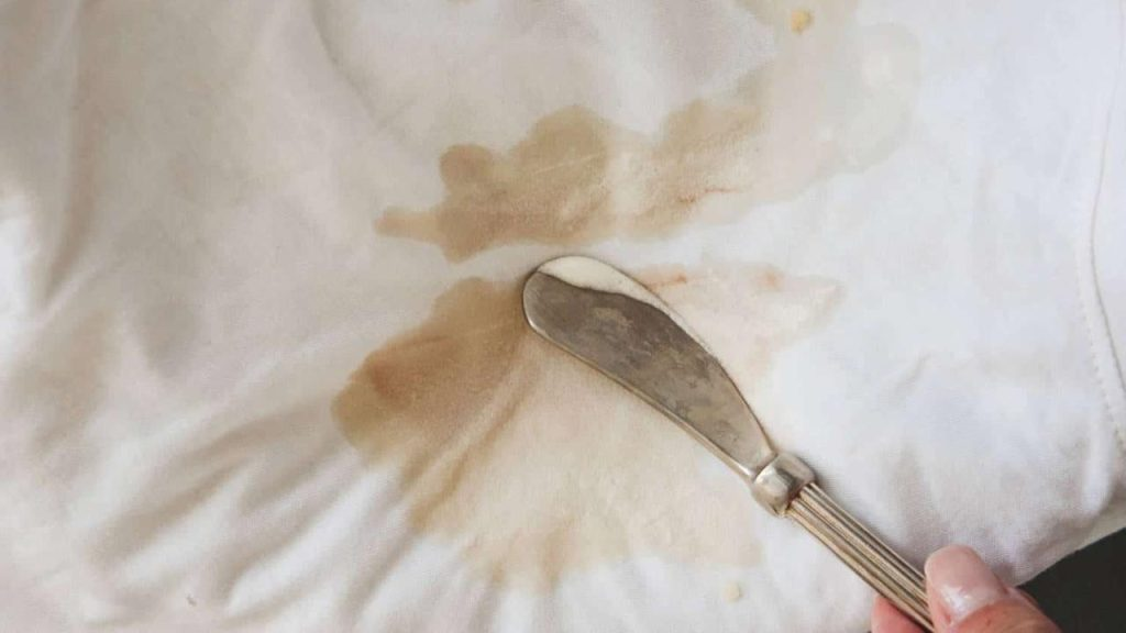 Manchas de hielo en los tejidos, cómo eliminarlas de inmediato: la solución está en el refrigerador