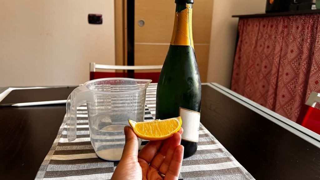 Mezcla vino, agua y limón: no podrás imaginar lo que ocurre justo después