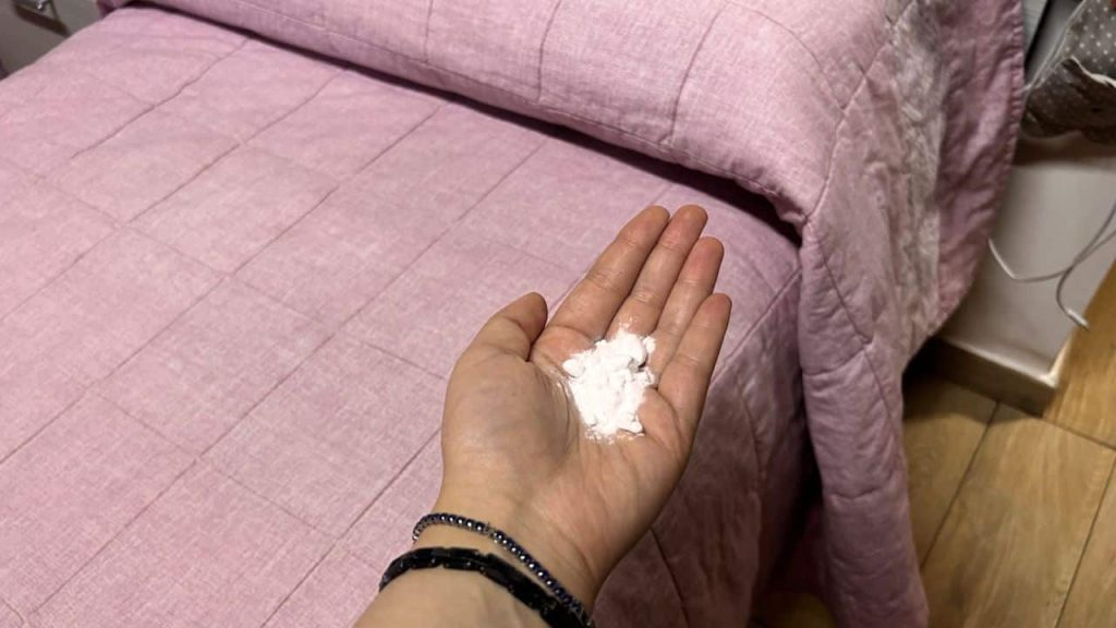 Pon sal gruesa bajo el colchón mientras duermes, lo inesperado que sucede después