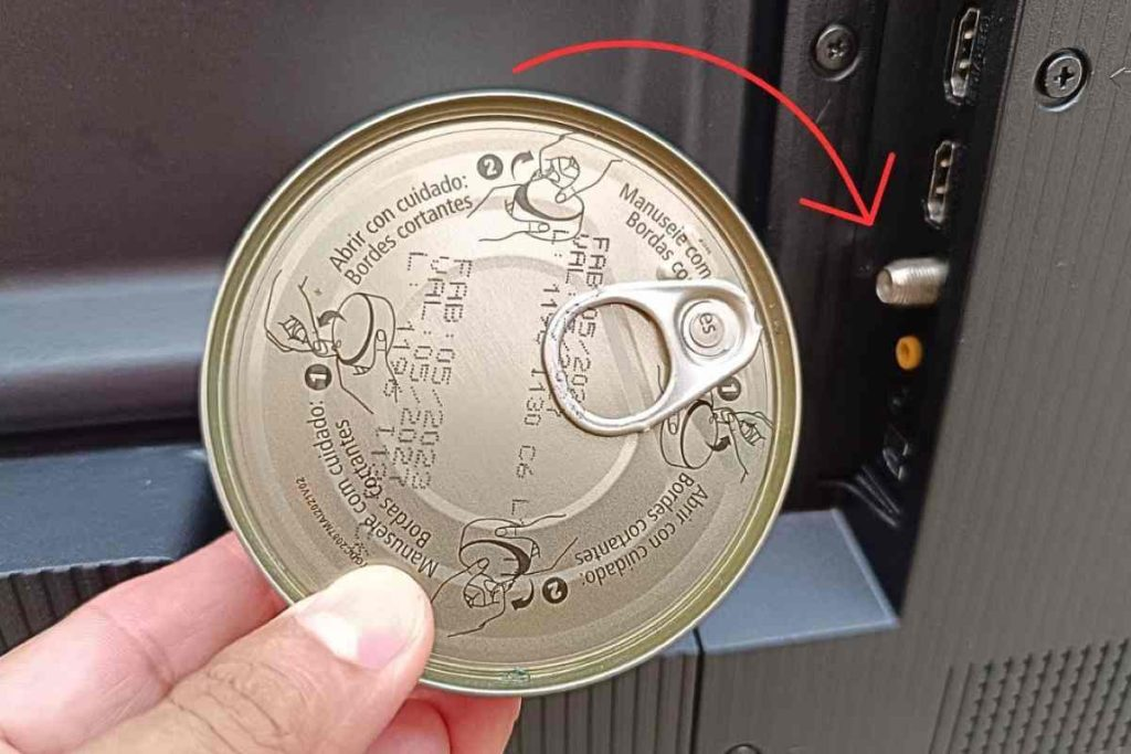 Poner una lata de atún detrás del televisor: qué sucede después