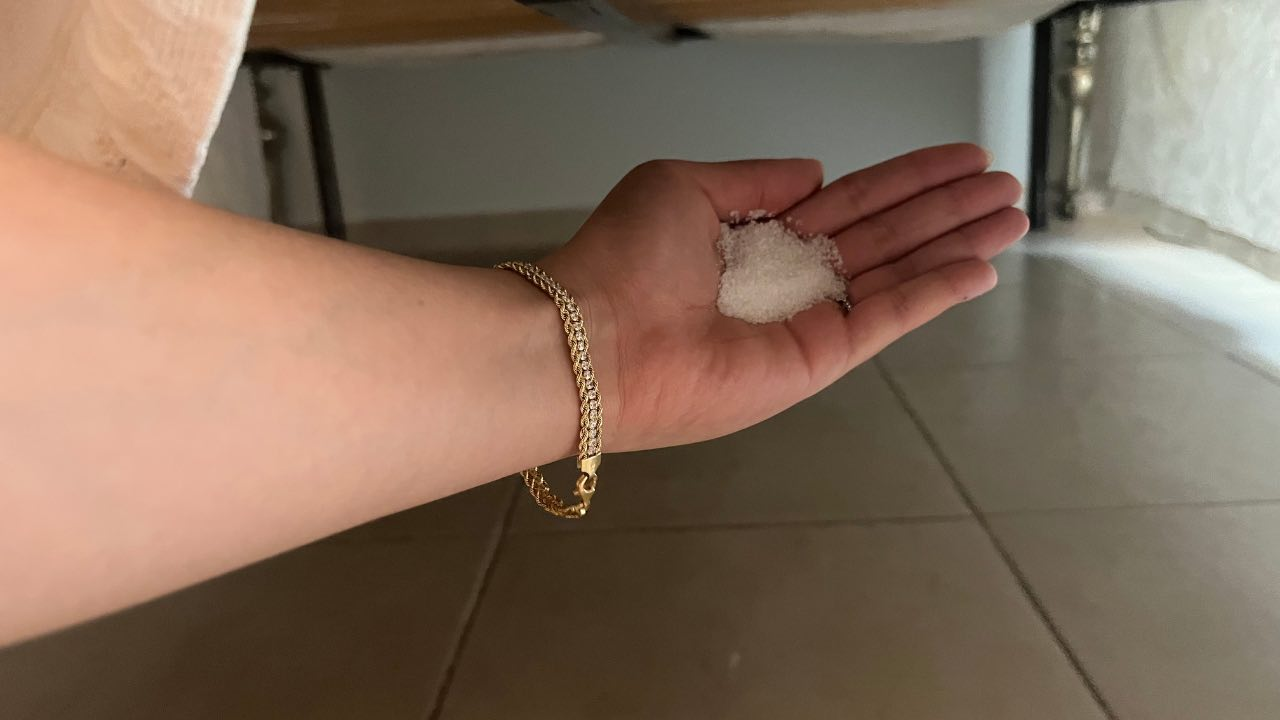 Por qué deberías poner un puñado de sal bajo la cama antes de dormir