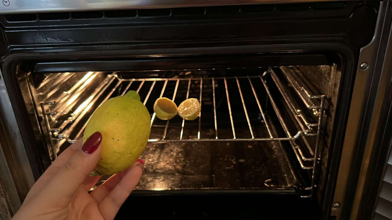 Porque es indispensable dejar un limón en el horno al menos una vez al mes