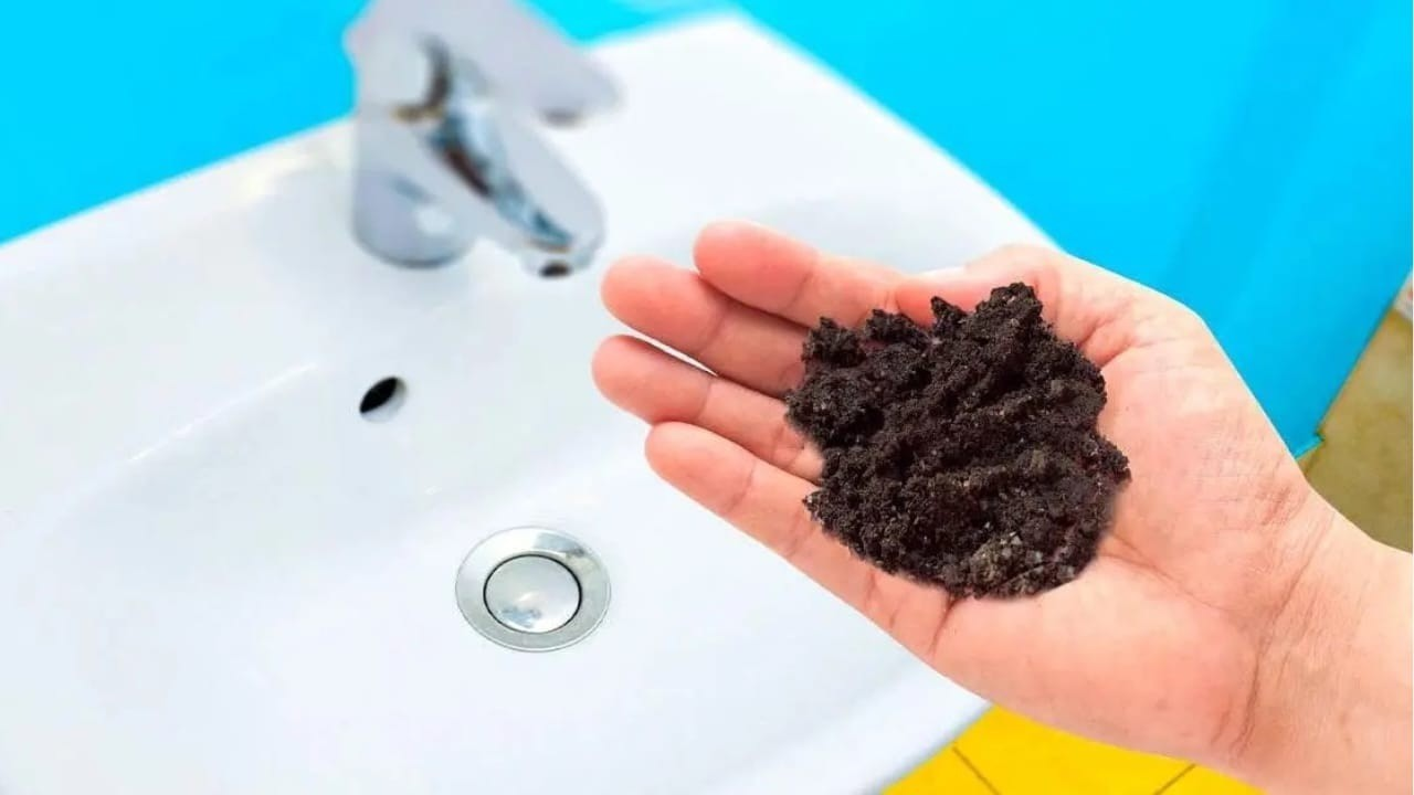 Posos de café en el fregadero: por eso muchos han comenzado a hacerlo en el baño