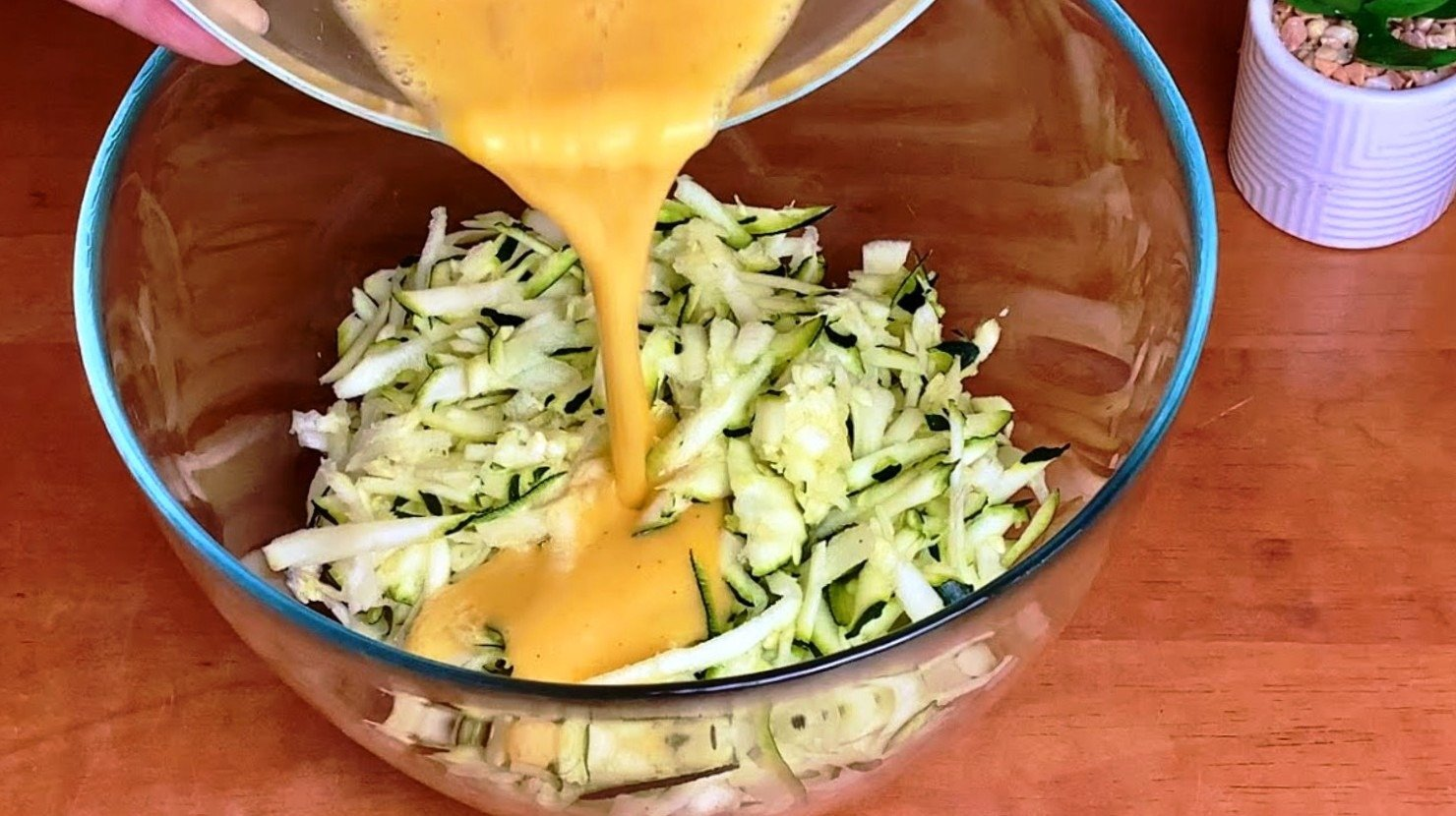 Ralle simplemente el calabacín y añade 2 huevos. Delicioso y sencillo: una receta veraniega para todos los días