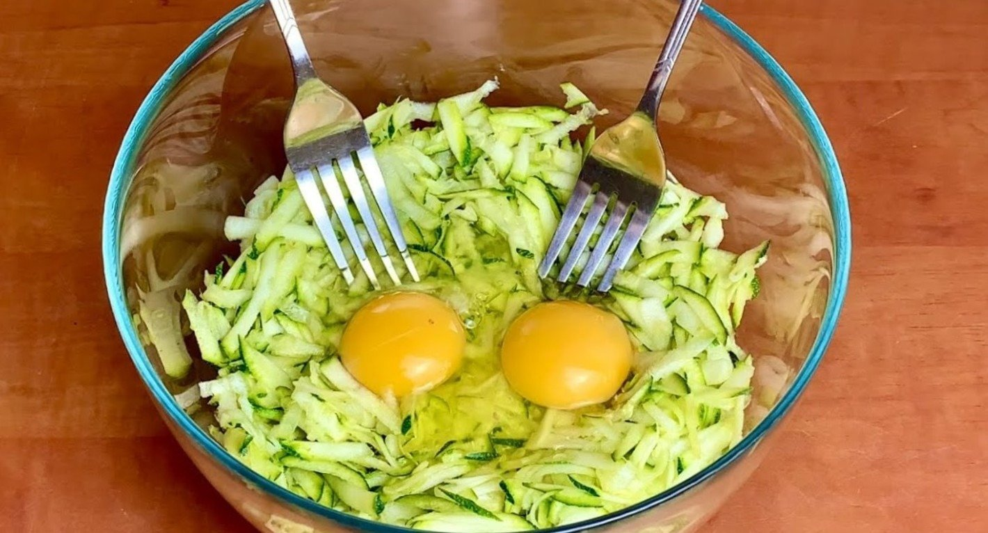 Simplemente ralla el calabacín y añade los huevos. En verano cocino todos los días