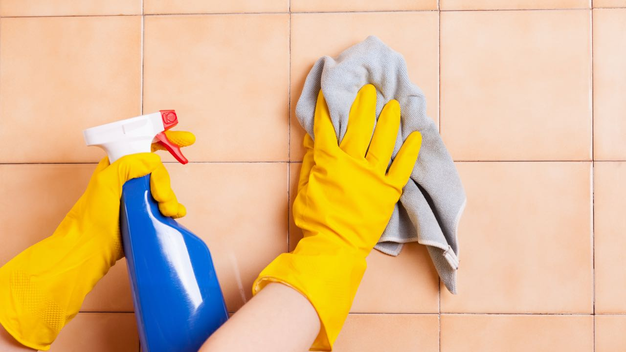 Solo hay que frotar el azulejo del baño: con un poco de producto, vuelve a quedar como nuevo.