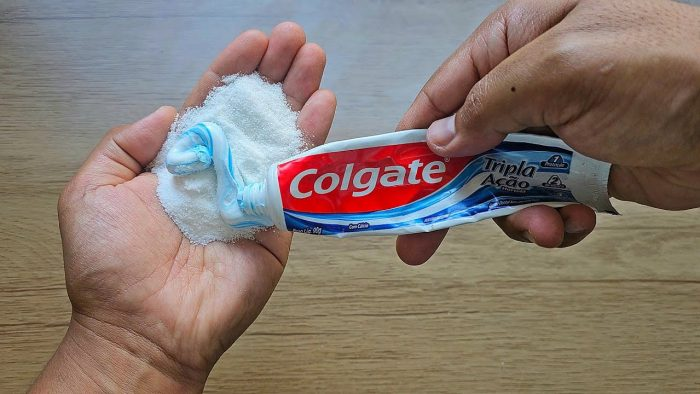 Solo mezcla pasta de dientes y bicarbonato de sodio, es maravilloso y funciona de maravilla