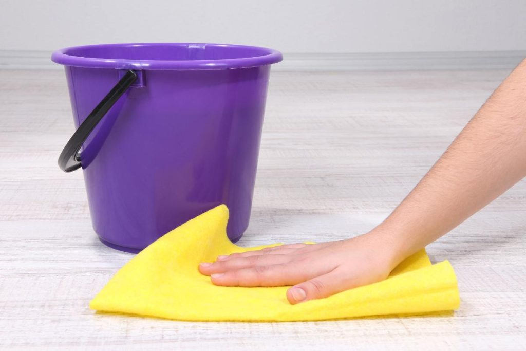 Suelo brillante y perfumado con dos productos: así se hace