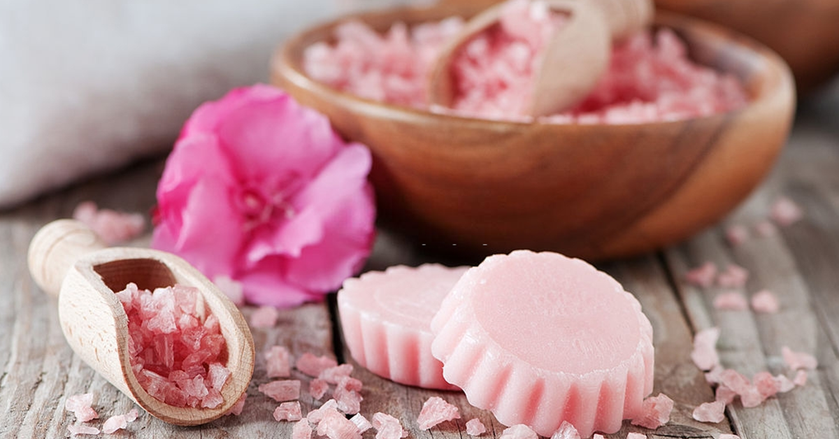 Truco natural: cómo eliminar las malas energías con un baño de sal gruesa