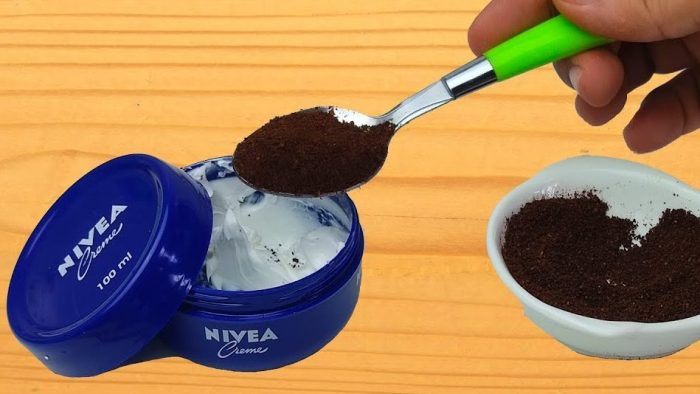 Un método eficaz es mezclar la crema Nivea con café molido