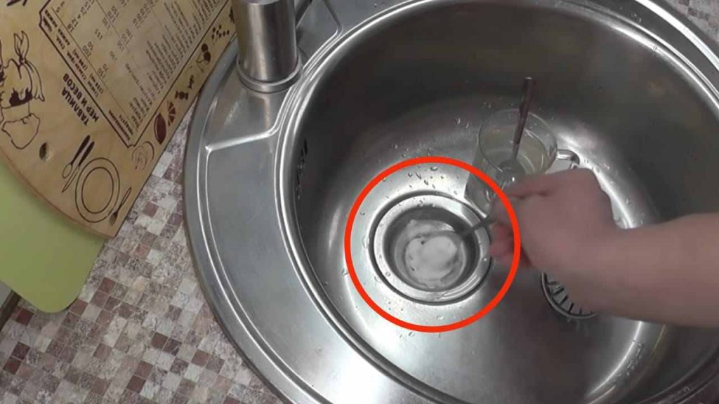 Una forma fácil y natural de limpiar un fregadero atascado: puedes lograrlo si haces esto