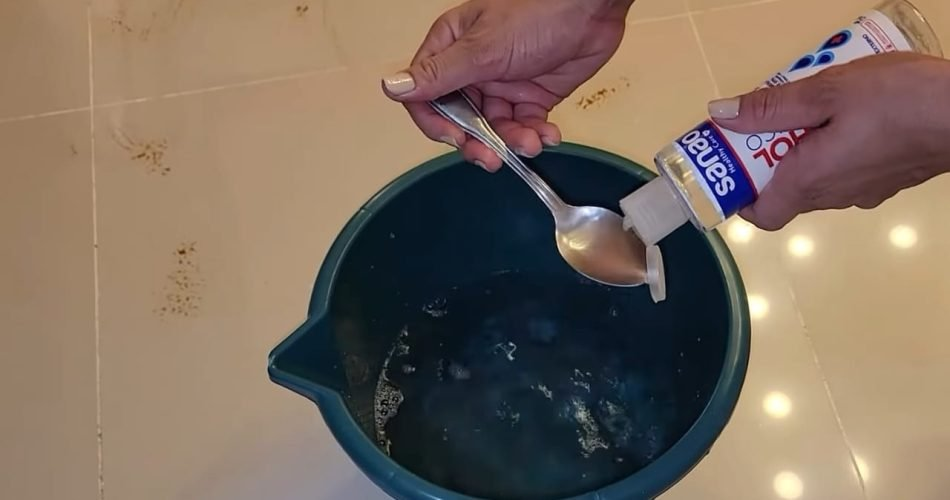 Unas gotas eliminan la suciedad del suelo – lo hacen brillar