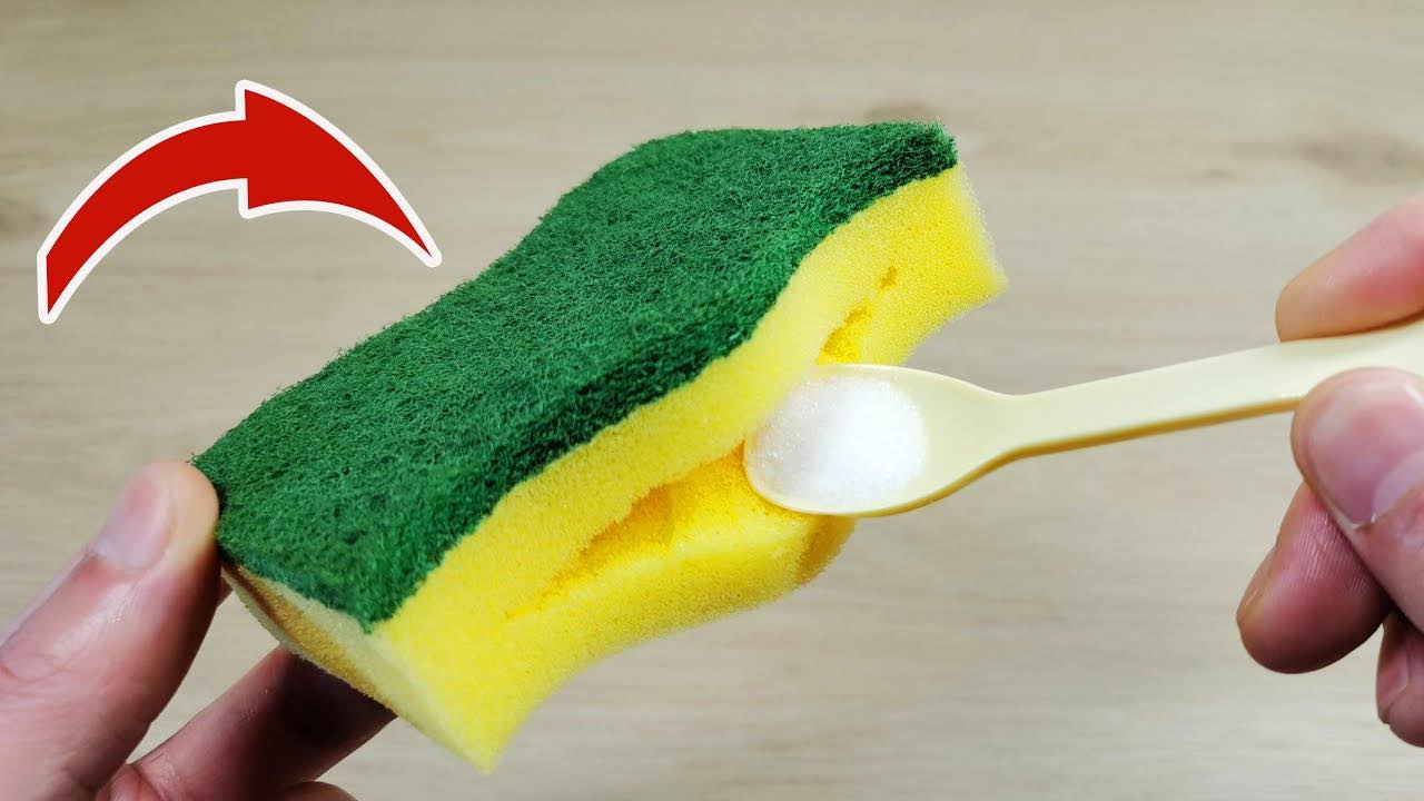 Vierte sal en una esponja para platos, lo que notarás después te sorprenderá