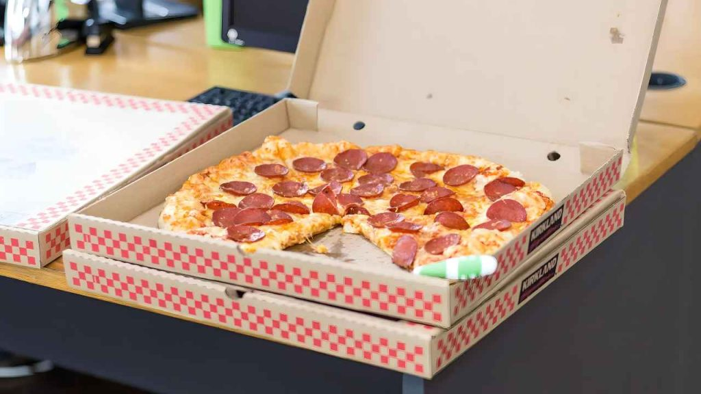 ¿Por qué la pizza es redonda y la caja cuadrada? La razón no es casualidad