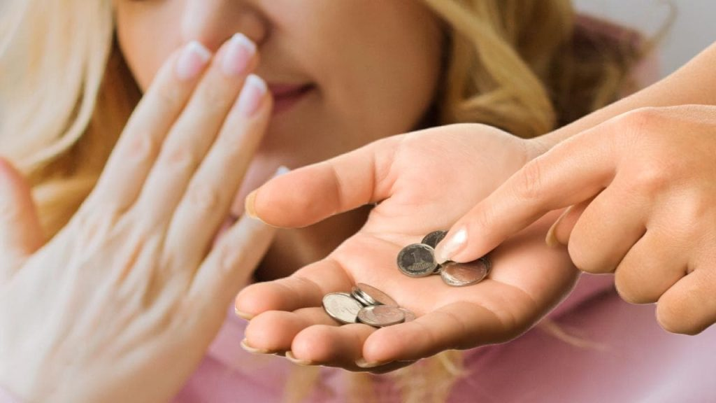 ¿Por qué sentimos ese extraño olor en nuestras manos al tocar monedas?