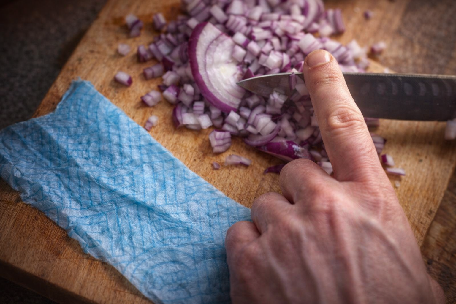Cebolla: el truco de la servilleta para cortar sin lágrimas