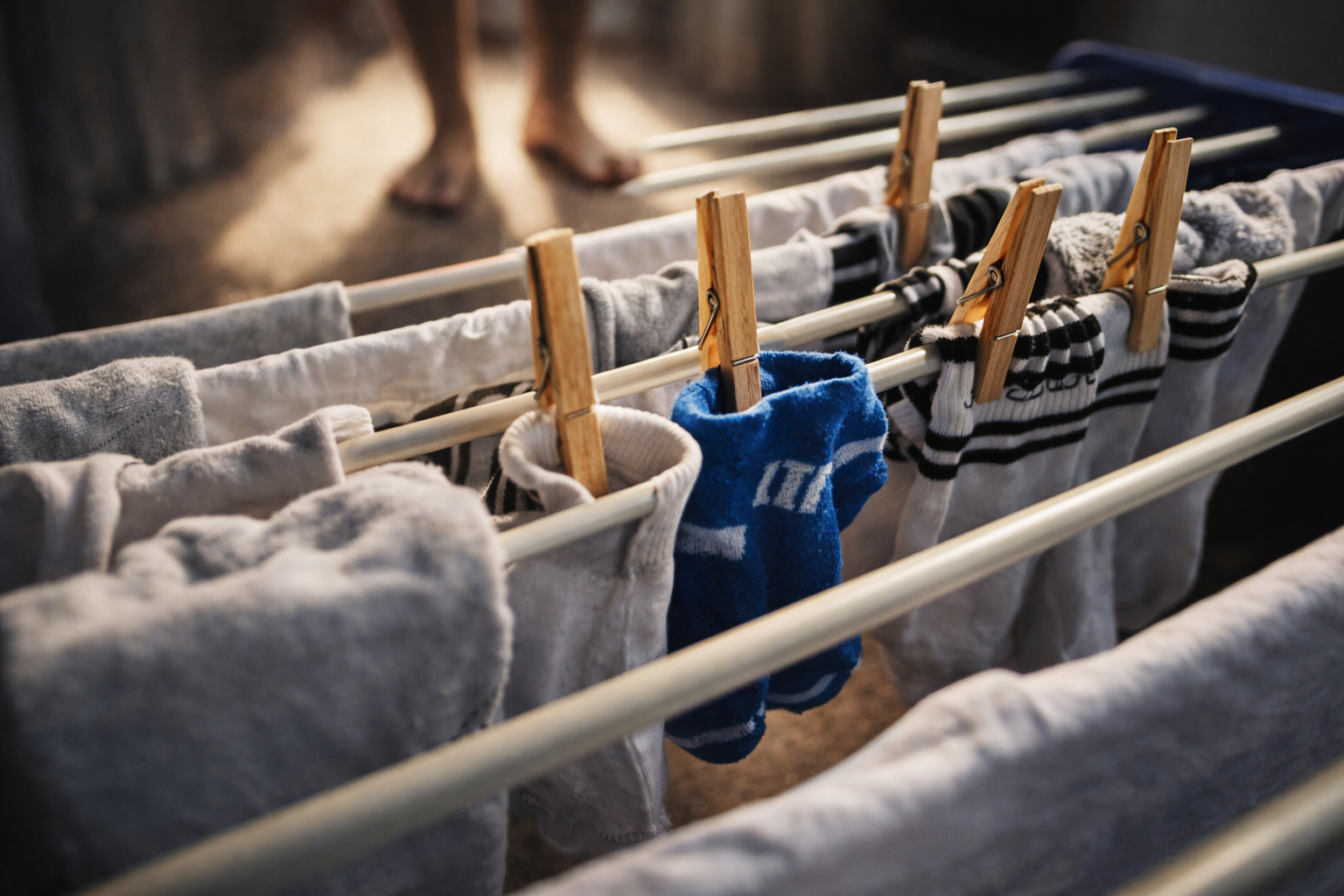 Cómo secar la ropa en casa durante el invierno sin usar secadora