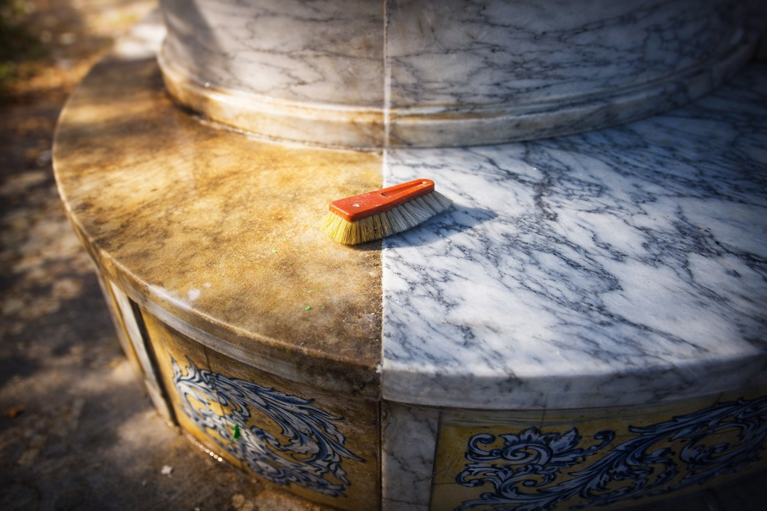 Mármol exterior manchado y amarillento: con este truco quedará como nuevo