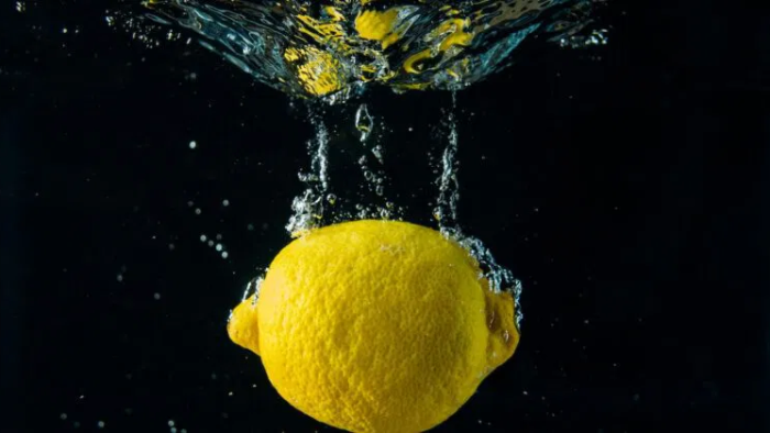 Cáscaras de limón contra moscas y mosquitos: por qué está mal. Aquí está el remedio que funciona