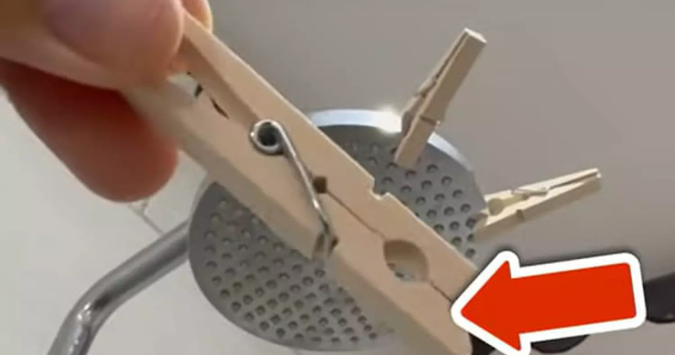 Colgué la pinza en la alcachofa de la ducha: cuando entiendas por qué, harás lo mismo
