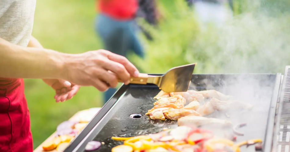 Cómo limpiar sin esfuerzo tu plancha sucia, ¡esta técnica de restaurante siempre funciona!