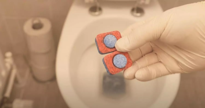 Echa las pastillas para lavavajillas en el inodoro: mira qué pasa