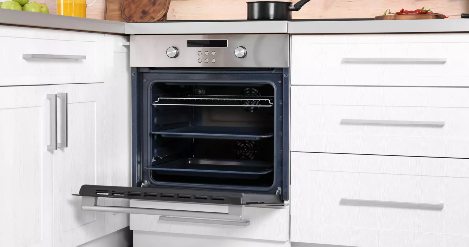 El cajón bajo el horno no sirve solo para guardar los utensilios: este es su verdadero propósito