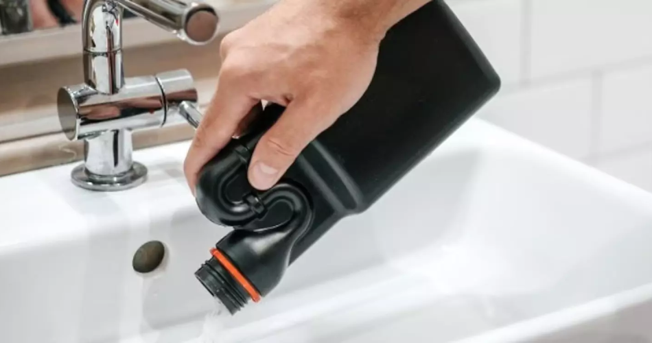 El consejo secreto del fontanero: un remedio casero sencillo puede destapar un fregadero atascado