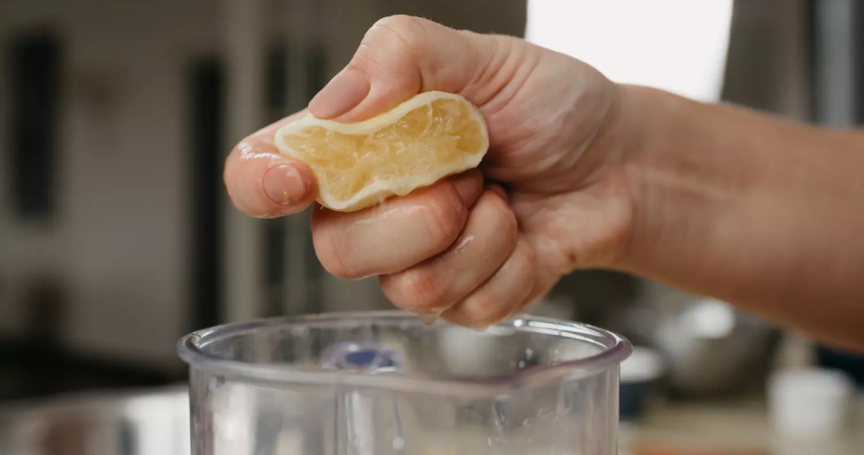 La mejor técnica para exprimir un limón sin exprimidor: duplicar el jugo