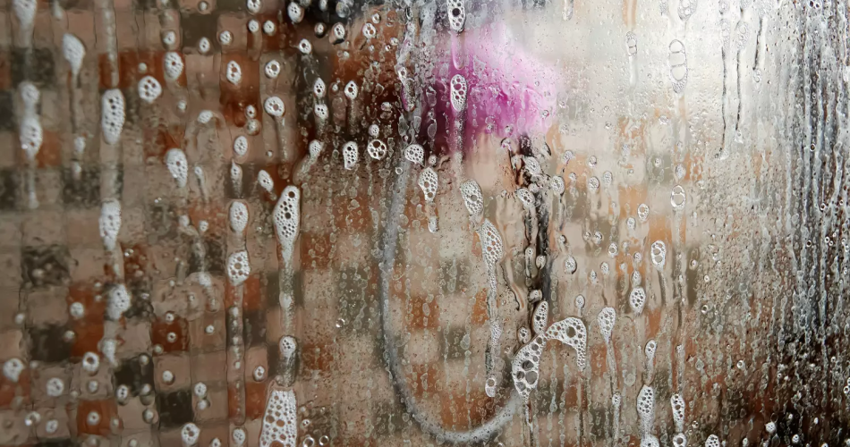 Limpiar los platos de ducha nunca ha sido tan fácil gracias a estos 2 productos económicos