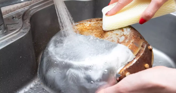 Lo encuentras en todas las cocinas: descubre cómo eliminar las manchas de quemado de sartenes y ollas.