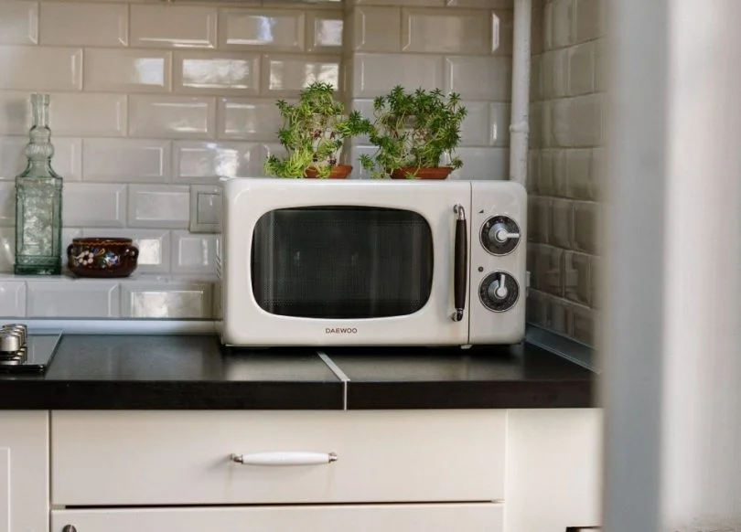 Microondas: todo lo que debes saber sobre los recipientes compatibles para calentar en el microondas