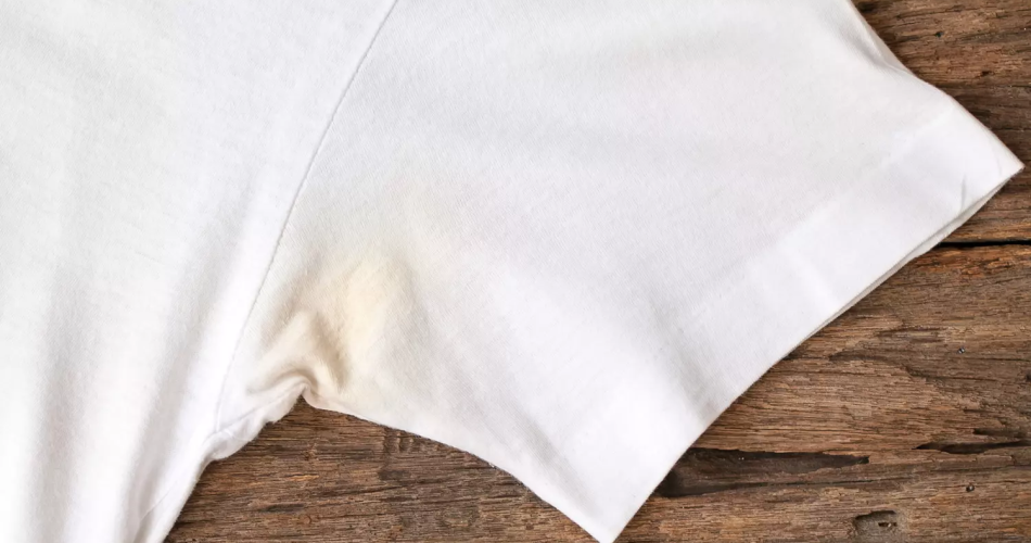 Nada de lejía, este producto natural es el mejor para eliminar las manchas amarillas de sudor