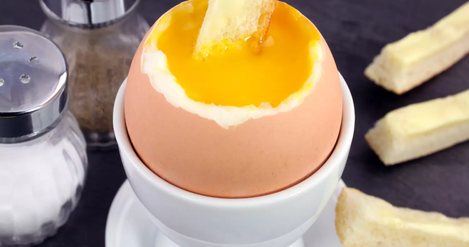 Para que tus huevos duros sean un éxito, este pequeño gesto antes de cocinarlos es fundamental