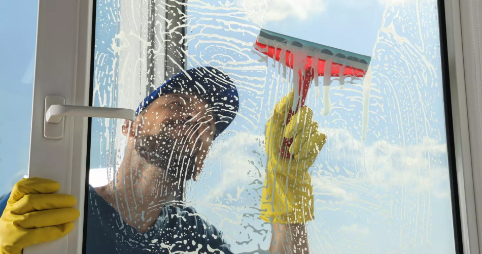 Vierte 4 cucharadas en agua caliente y limpia los cristales: tus vidrios quedarán brillantes sin dejar marcas