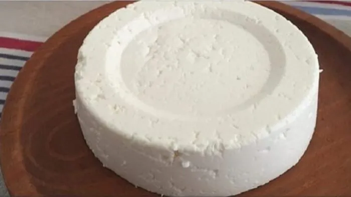 1 litro de leche, 1 yogur y medio limón son suficientes para preparar el mejor queso casero